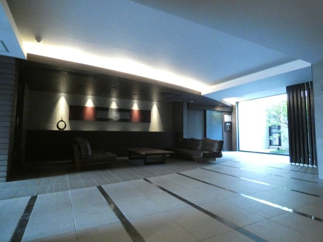 イニシア上野根岸のエントランス