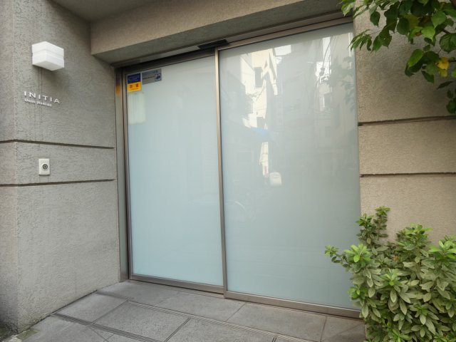 イニシア上野根岸のエントランス