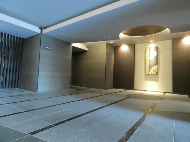 イニシア上野根岸のエントランス