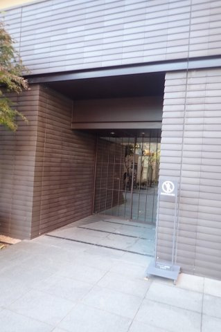 イニシア上野根岸のエントランス