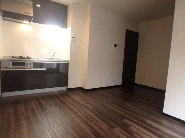 ラージヒル長瀬WESTの居間・リビング