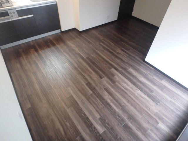 ラージヒル長瀬WESTの居間・リビング