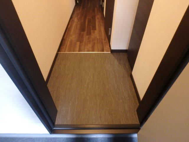 ラージヒル長瀬WESTの玄関