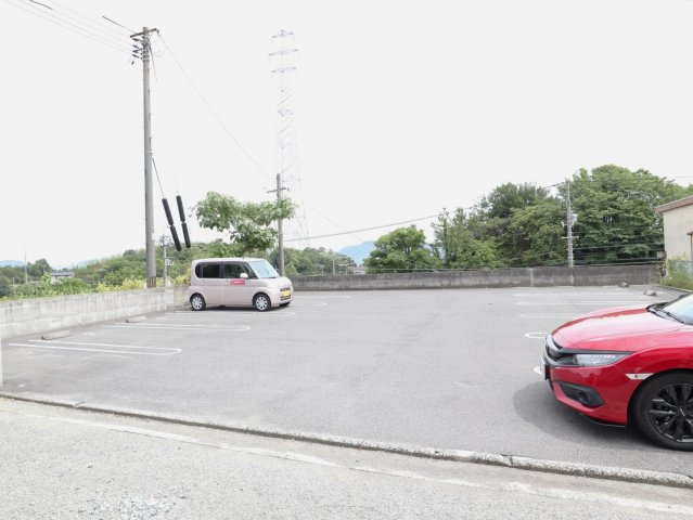 シャーメゾンサランBの駐車場