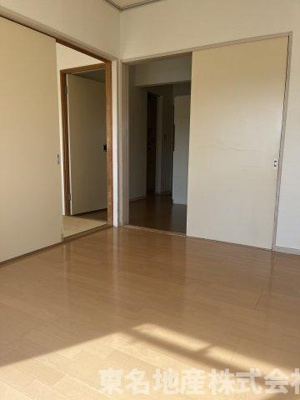 【居間・リビング】 | エステートピア赤松 | おしゃれな居間です