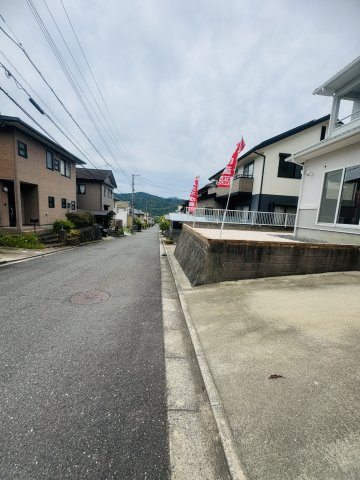 広島市安佐南区伴北7丁目　中古一戸建ての前面道路含む現地写真