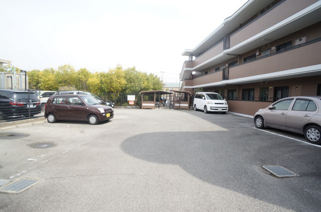 ゼフィール宝塚の駐車場