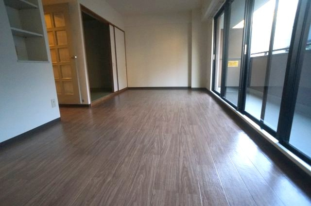 ゼフィール宝塚の居間・リビング