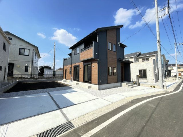 藤岡市下栗須（全11棟）4号棟の外観|ナチュラルで飽きの来ないデザインは流行に左右されない家の形です。外構も綺麗に仕上がっています(^▽^)/
