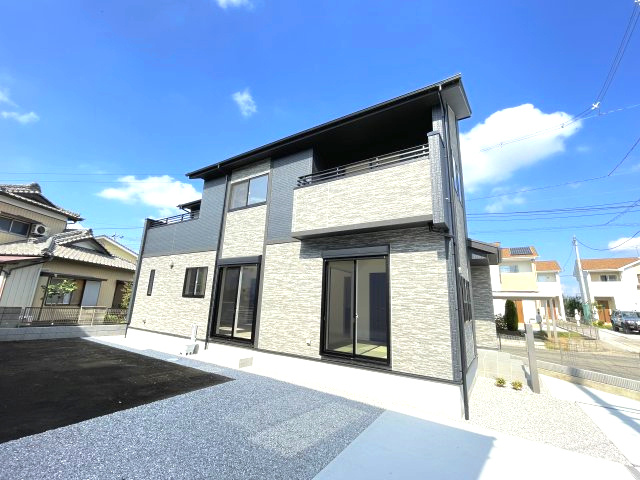 藤岡市下栗須（全11棟）1号棟の外観|ナチュラルで飽きの来ないデザインは流行に左右されない家の形です。外構も綺麗に仕上がっています(^▽^)/
