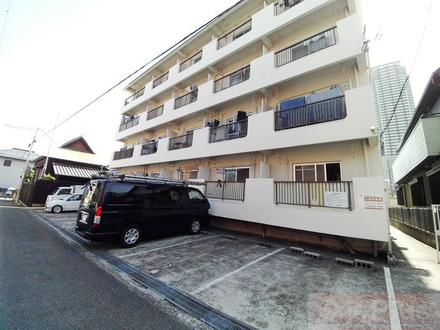 マンションエイトの駐車場