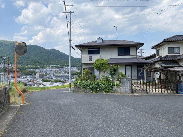 中古戸建　高取南１丁目の前面道路含む現地写真