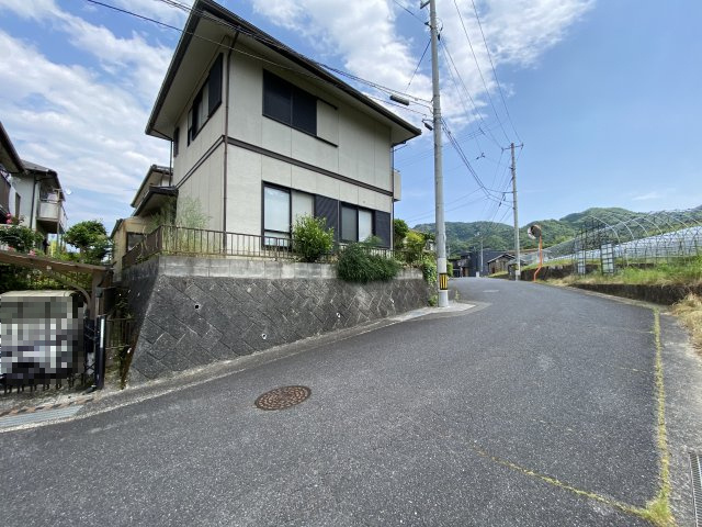 中古戸建　高取南１丁目の前面道路含む現地写真