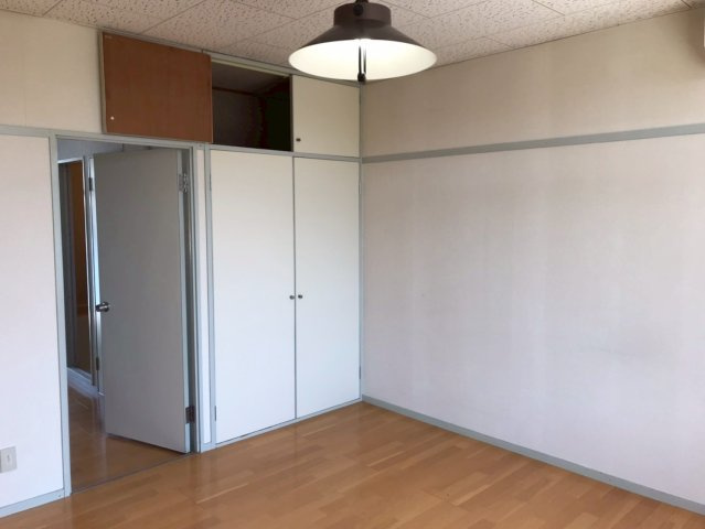 ファミールミヤモトの居間・リビング|広々８帖のお部屋♪