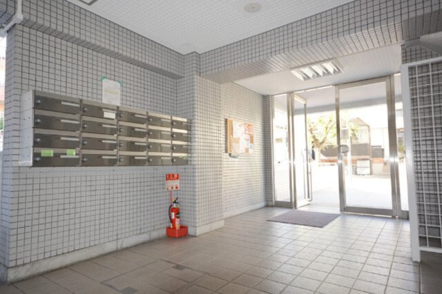 ベルヴィ本山中町(旧:東灘ハイツ)のロビー