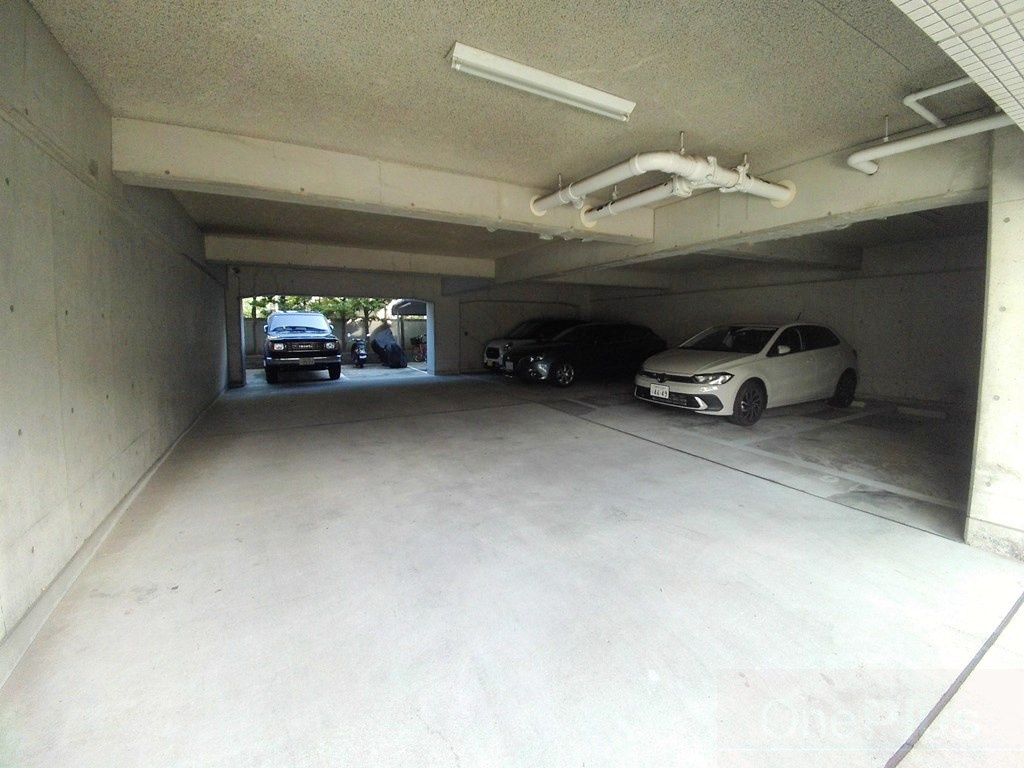 ベルヴィ本山中町(旧:東灘ハイツ)の駐車場