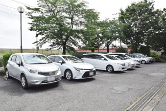 【駐車場】 | マンションの駐車場スペース。空きの有無や駐車料金、サイズ規定などについては、改めてお問い合わせください。～即日のご見学可能～　お問合せはお気軽にどうぞ。