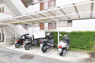 【駐車場】 | バイク置き場。空き区画の有無や駐輪料金、サイズおよび排気量規定などについては、改めてお問い合わせください。～即日のご見学可能～　お問合せはお気軽にどうぞ。