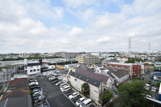 【展望】 | 眼前に広がる空の雄大さと、このお部屋の自慢の一つである「眺望」をご覧ください。毎日、この景色を独り占めできる新生活に夢が広がります。～即日のご見学可能～　お問合せはお気軽にどうぞ。
