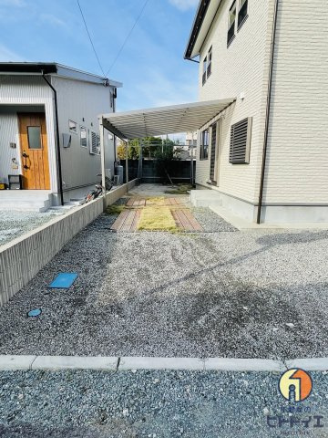 八女市高塚の中古一戸建の駐車場