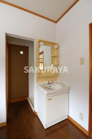 カネイシハウスⅠの独立洗面台|2024年5月撮影。