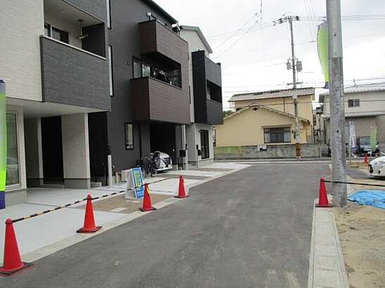 【前面道路含む現地写真】