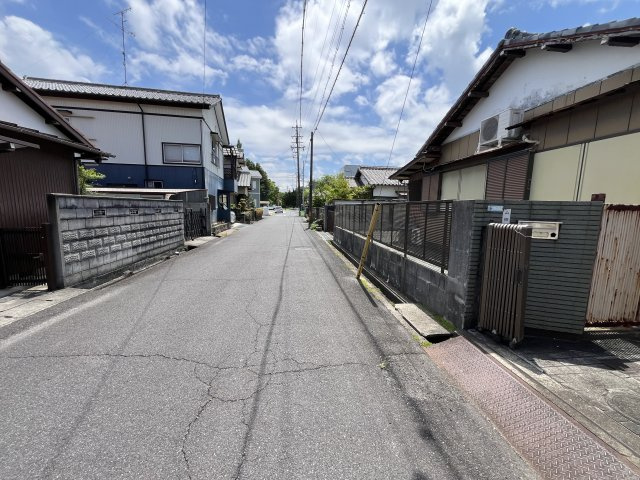 津市南中央 売土地の前面道路含む現地写真