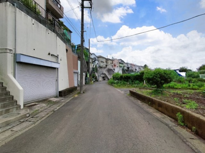 【前面道路含む現地写真】 | ◇◆長津田3丁目中古戸建◆◇ | ◆前面道路も幅員があり車の運転も安心！前面道路は閑静な住宅地。車通りの少ない道路です。お子様にも安心です。
