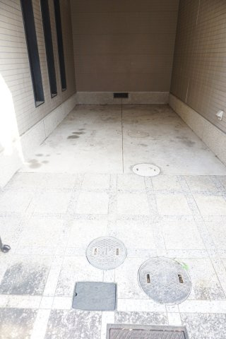 中古戸建　四條畷市中野本町（平成7年築）の駐車場|ビルトインガレージ