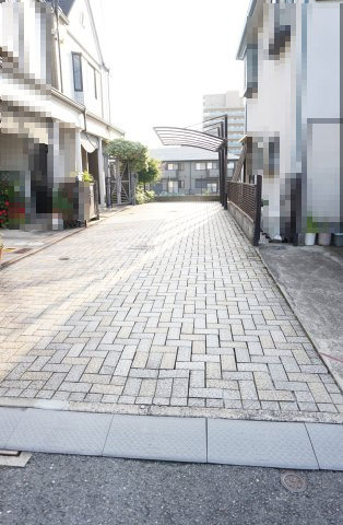 中古戸建　四條畷市中野本町（平成7年築）の前面道路含む現地写真