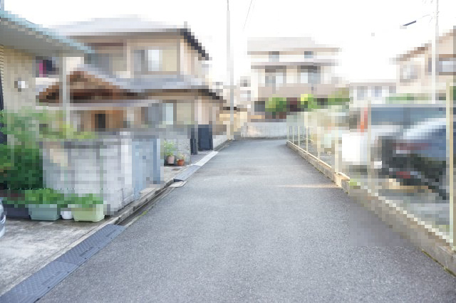 中古戸建　四條畷市中野本町（平成7年築）の前面道路含む現地写真