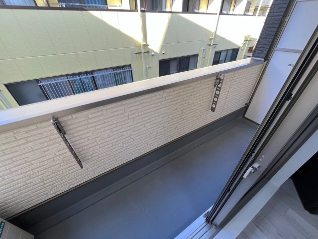 寝屋川市秦町のアパートのバルコニー