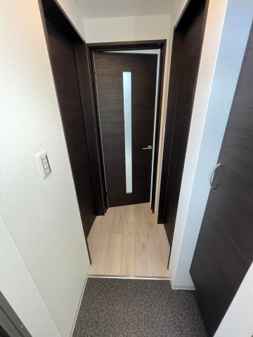 寝屋川市秦町のアパートの玄関