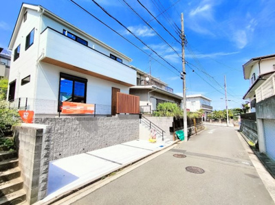 【前面道路含む現地写真】 | ◆◇富岡西7丁目　新築戸建て◇◆ | ◆その邸が魅せる、気品・上質・重厚感・極細やかさ、そのすべては訪れた者に安らぎと品性を与える特別な空間です。ここに住むからこそ意味がある。すべての（始まり）をここから迎えます。