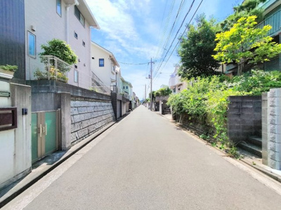 【前面道路含む現地写真】 | ◆◇富岡西7丁目　新築戸建て◇◆ | ◆子育て世代のスタッフもいますので、お客様目線での物件選び、ご提案が可能です。お問い合わせいただきました物件以外も多数ご紹介させていただきます。