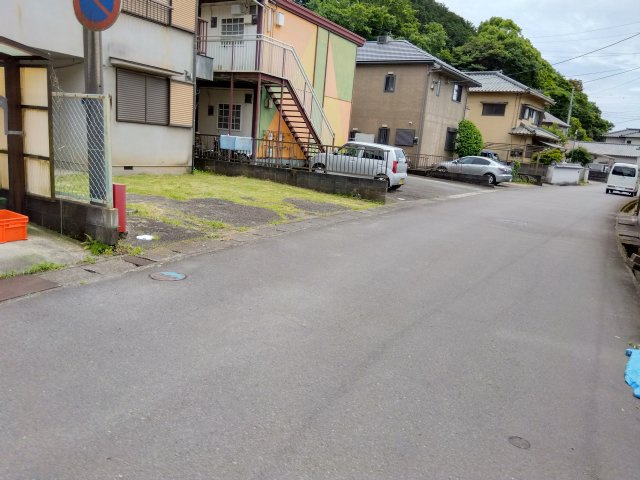 売土地　沼津市松沢町の前面道路含む現地写真|前面道路が広々としているので駐車がしやすいです。間口が広いので車の出し入れ楽々です。