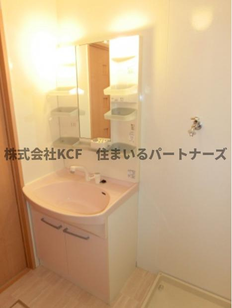 リビングタウン江戸屋敷 C棟の洗面所|ゆったりとスペースのある洗面所