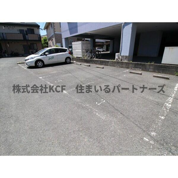 サンガーデン荒木C棟の駐車場