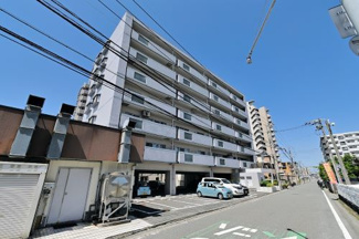 【外観】 | JR箱崎駅まで徒歩16分。徒歩1分のバス停からバスも出ています。学校が近く、徒歩圏内に生活利便施設が充実しているので子育て中のファミリーにもおススメです