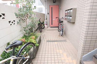 門扉入ったところの様子です♪