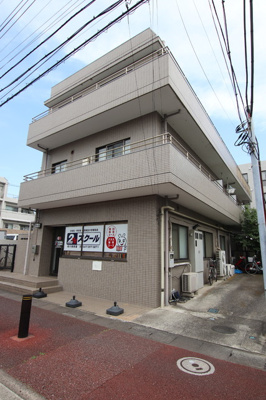 しっかりとした外観の３階建てマンション♪