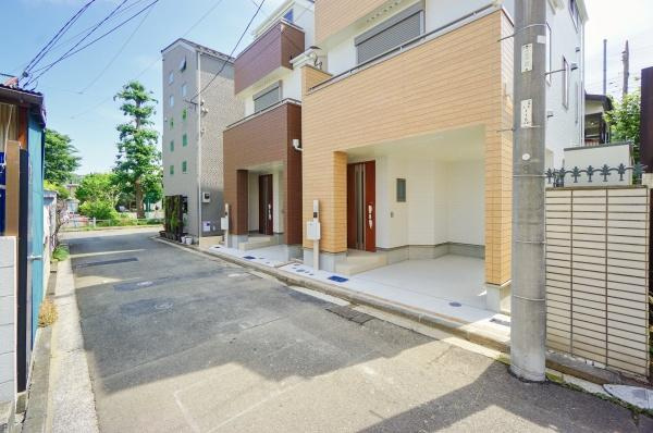 横浜市神奈川区大口仲町の新築一戸建の前面道路含む現地写真|車通りが少ない為、小さなお子様にも安心です。
是非一度、現地へ起こしください。

