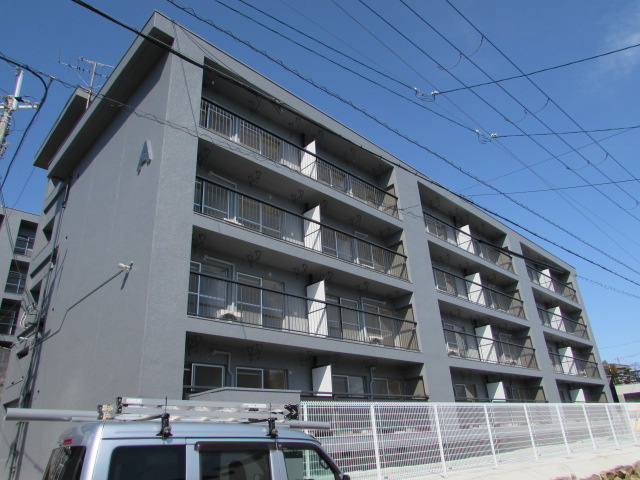 岩伸宝塚ファミールA棟の外観