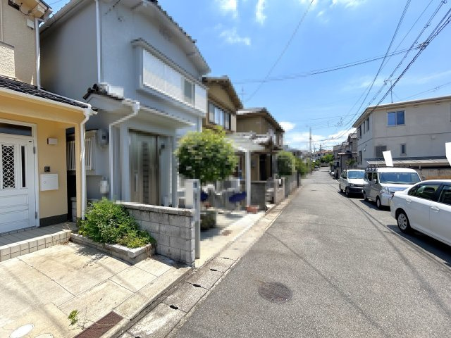 近鉄『伊勢田』駅まで徒歩９分＆２沿線利用可♪令和６年３月リフォーム済で即入居ＯＫ！宇治市広野町桐生谷の前面道路含む現地写真|前道