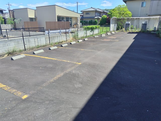 ６２９７５　岐阜市粟野西事業用建物の駐車場