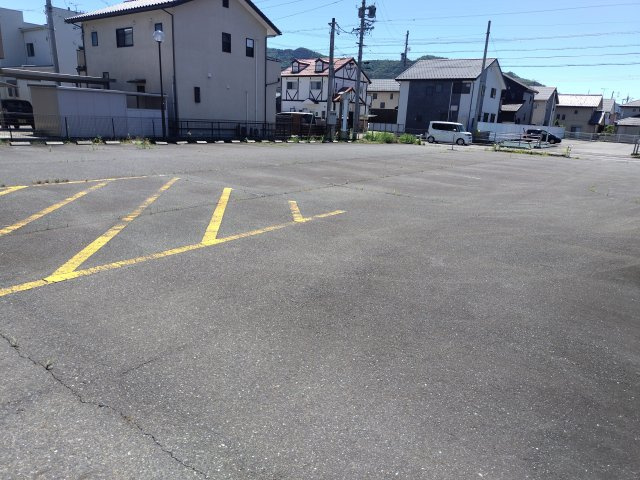 ６２９７５　岐阜市粟野西事業用建物の駐車場