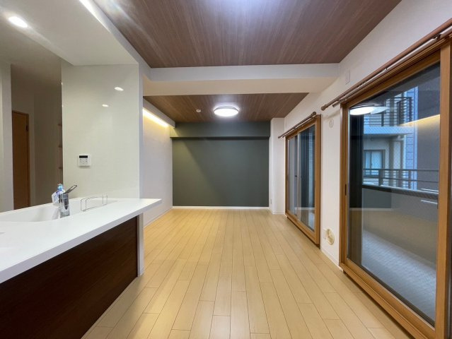 【居間・リビング】 | 三条麩屋町アーバンライフ | 木目調天井のアクセントクロスには自然を感じる事が出来、リラックス効果があると言われています♪