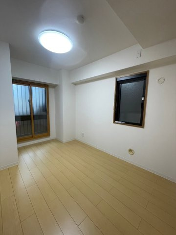 【洋室】 | 三条麩屋町アーバンライフ | 洋室約4.5帖
角部屋につき二面採光で明るいお部屋です♪