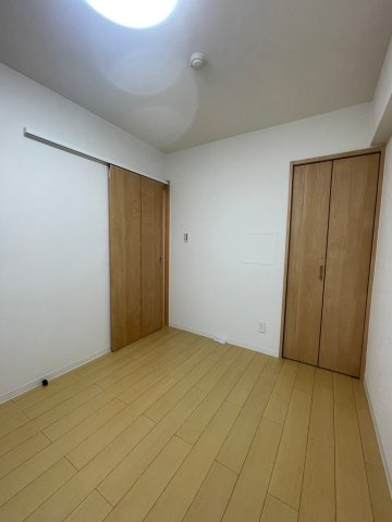 【洋室】 | 三条麩屋町アーバンライフ | 洋室約4.4帖
扉が引き戸のため、扉を開ける際のスペースをとらず、デッドスペースが少ないため有効に使えます♪