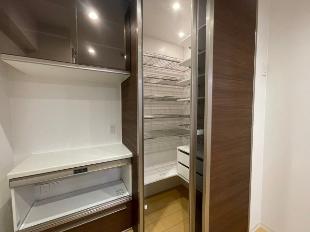 【収納】 | 三条麩屋町アーバンライフ | スライドできる調理家電カウンターやボトルラックや引出しなど機能的に仕切られたパントリーです♪